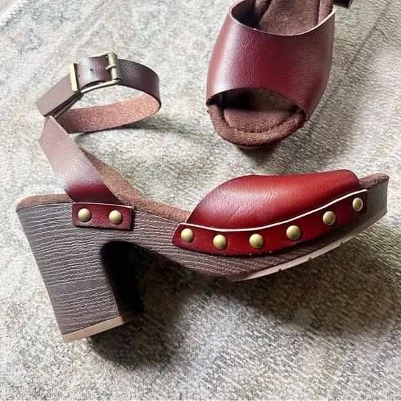 NEW Maurices Block Heel Sandals Ankle Strap Studded Size 7 Deep Red Comfort - Picture 2 of 14